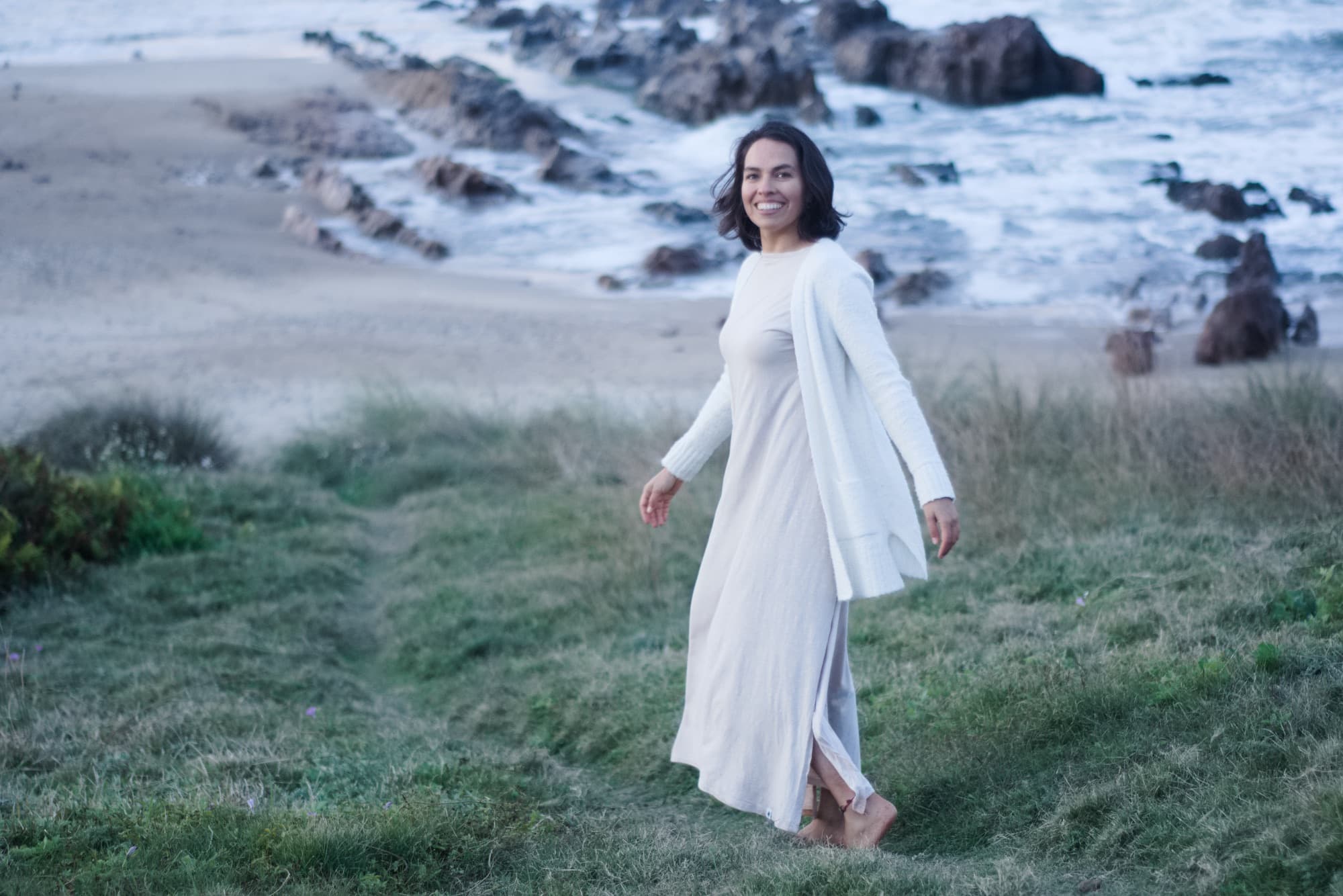 Caroluz caminando junto al mar