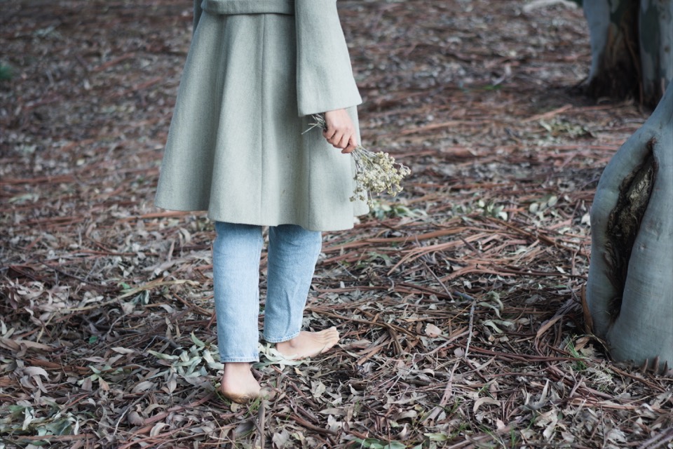 Caroluz caminando en el bosque con flores