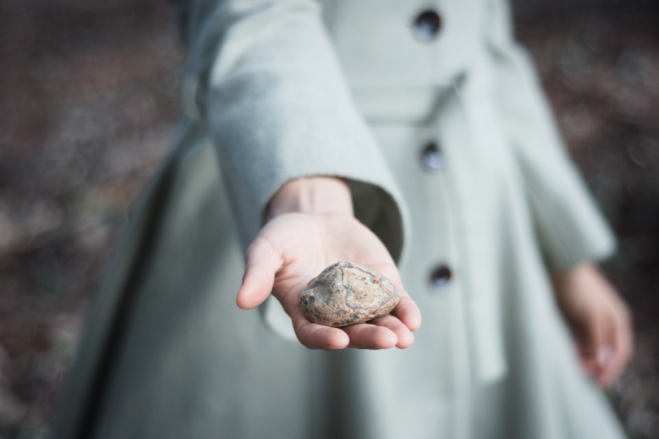 Caroluz sosteniendo una piedra