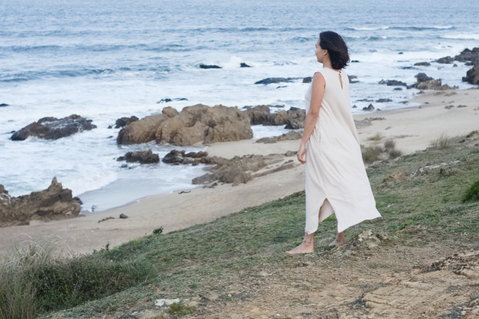 Caroluz caminando junto al mar